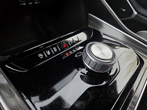 Used 2024 Jeep Wagoneer L Series II RWD image 20