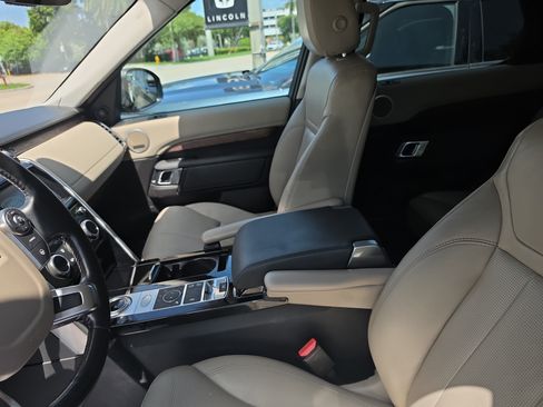 Used 2017 Land Rover Discovery HSE AWD/4WD image 16