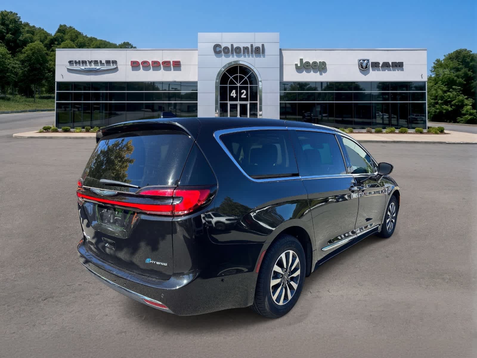 Used 2023 Chrysler Pacifica Limited w/ Uconnect Theater Family Group FWD image 4