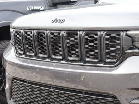 Used 2023 Jeep Grand Cherokee Altitude AWD/4WD image 2