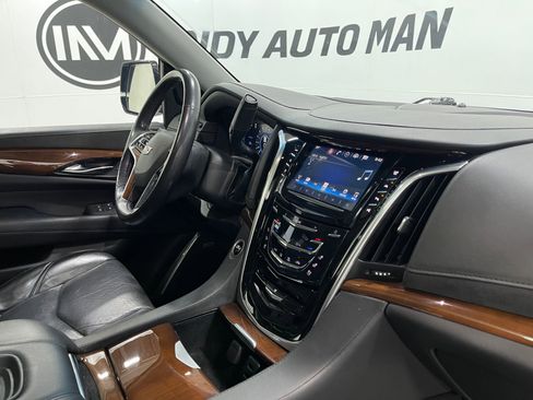 Used 2019 Cadillac Escalade Luxury image 19