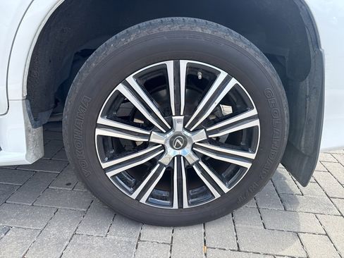 Used 2020 Lexus LX 570 4WD w/ Luxury Package image 11