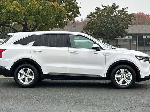 Used 2022 Kia Sorento LX image 7