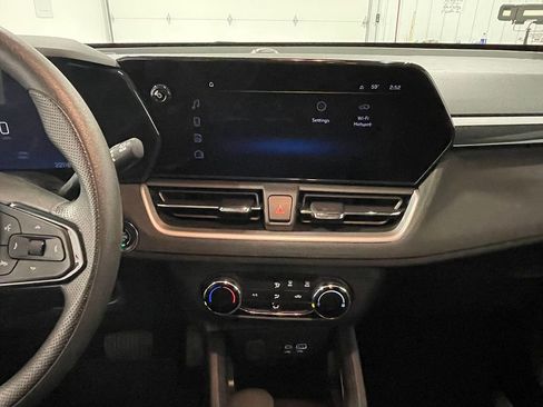 Used 2025 Chevrolet TrailBlazer LS FWD image 27