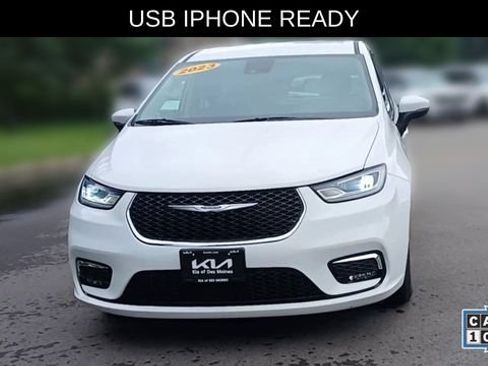 Used 2023 Chrysler Pacifica Touring-L FWD image 6