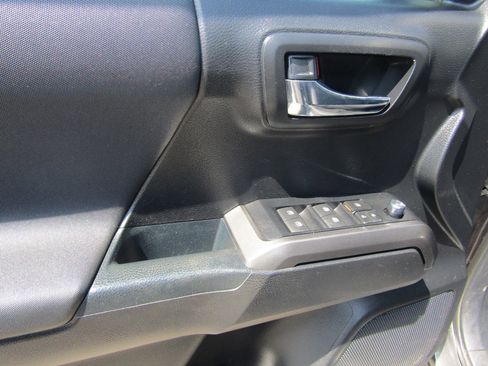 Used 2017 Toyota Tacoma TRD Sport w/ Premium & Technology Package image 23