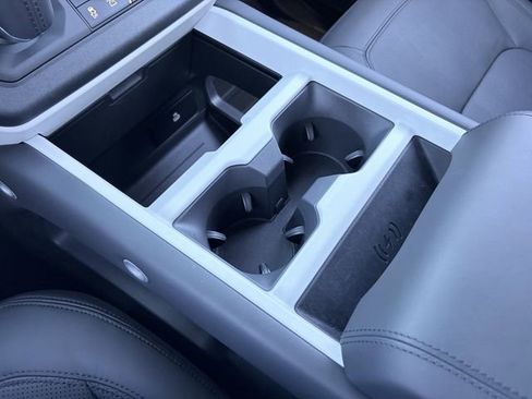 Used 2025 Land Rover Defender 110 X-Dynamic SE image 18