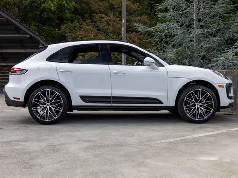 Certified 2026 Porsche Macan AWD/4WD image 12