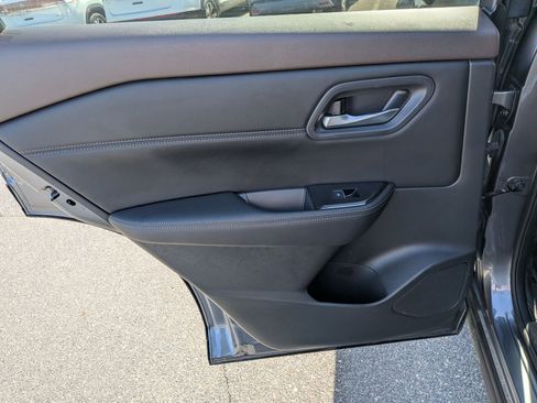 Used 2023 Nissan Rogue SL image 26