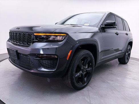 Used 2024 Jeep Grand Cherokee Limited w/ Black Appearance Package AWD/4WD image 11
