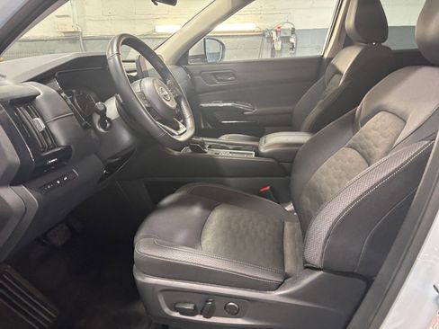 Used 2025 Nissan Pathfinder SV image 38