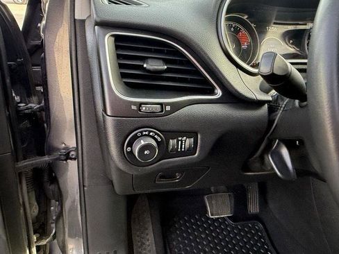 Used 2020 Jeep Cherokee Trailhawk image 15