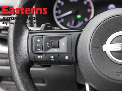 Used 2022 Nissan Rogue SV image 15