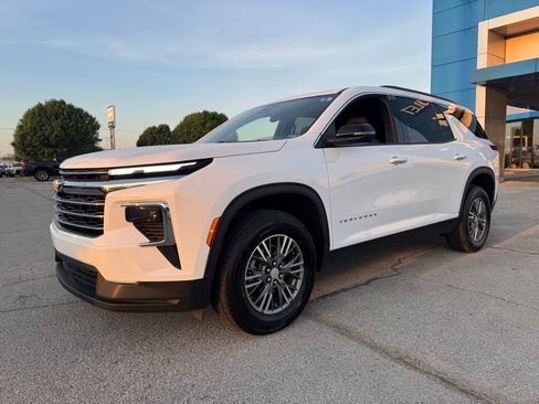 Used 2025 Chevrolet Traverse LT image 2