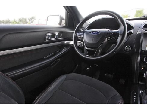 Used 2018 Ford Explorer XLT w/ Equipment Group 202A AWD/4WD image 11