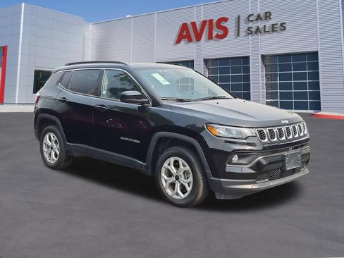 Used 2025 Jeep Compass Latitude w/ Sun & Sound Group AWD/4WD image 3