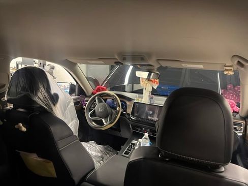 Certified 2025 Volkswagen Atlas SE FWD image 12