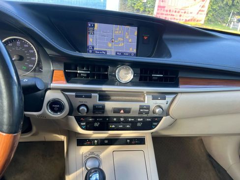Used 2013 Lexus ES 300h w/ Luxury Pkg image 16