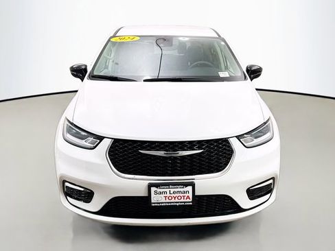 Used 2024 Chrysler Pacifica Touring-L image 2