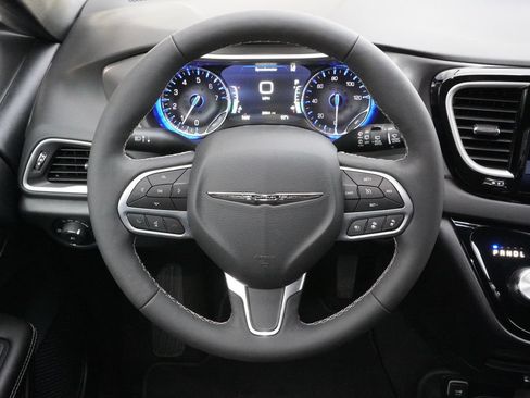 Used 2026 Chrysler Pacifica Select FWD image 15