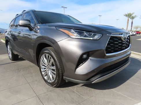 Used 2024 Toyota Highlander Platinum image 3