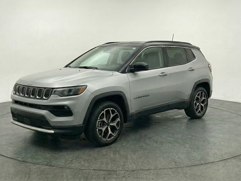 Used 2025 Jeep Compass Limited image 3