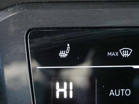 Used 2022 Volkswagen Tiguan SE image 32