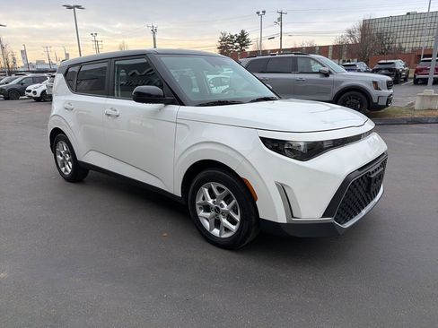Certified 2023 Kia Soul S image 4