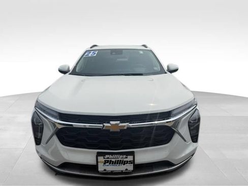 Used 2025 Chevrolet Trax LT w/ Driver Confidence Package FWD image 2