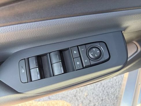 Used 2025 Toyota Prius LE FWD image 28
