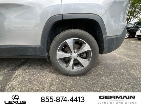 Used 2019 Jeep Cherokee Limited AWD/4WD image 23