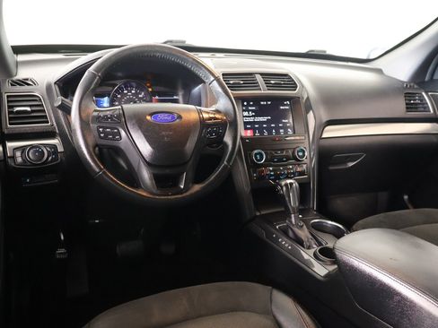 Used 2019 Ford Explorer XLT w/ Equipment Group 202A FWD image 2