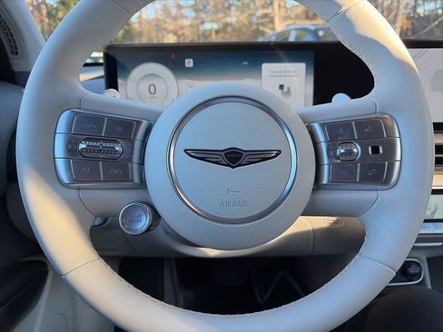 Used 2025 Genesis GV60 RWD image 12