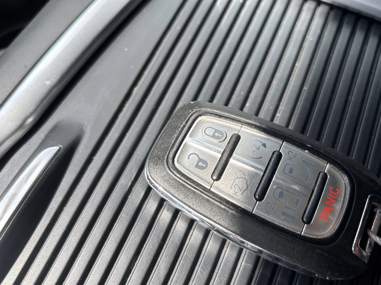 Used 2024 Chrysler Pacifica Touring-L FWD image 26