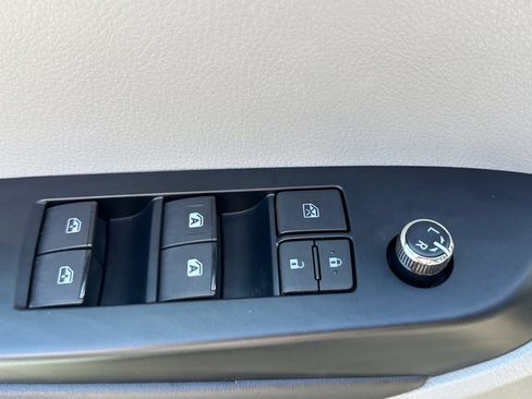 Used 2019 Toyota Highlander XLE FWD image 18