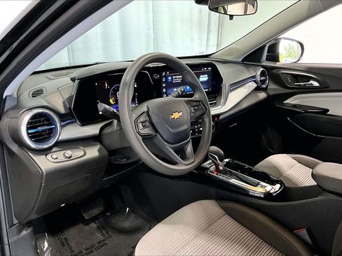 Used 2025 Chevrolet Trax LT FWD image 14