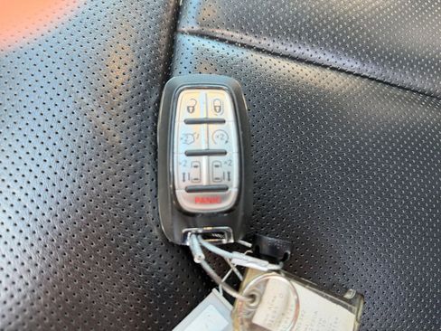 Used 2025 Chrysler Pacifica Limited image 28