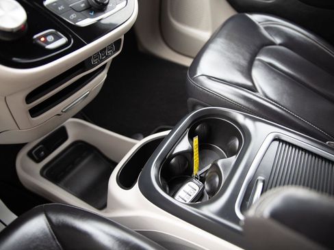 Used 2023 Chrysler Pacifica Touring-L image 16