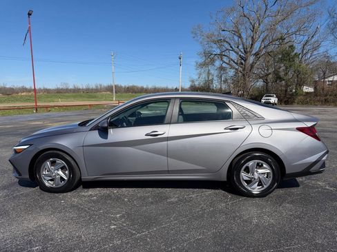 Used 2025 Hyundai Elantra SE image 9