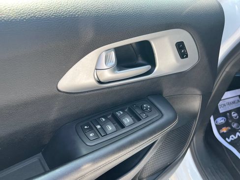 Used 2024 Chrysler Pacifica Limited FWD image 10