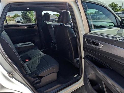Used 2025 Volkswagen Atlas Cross Sport SE w/ Panoramic Sunroof Package AWD/4WD image 15