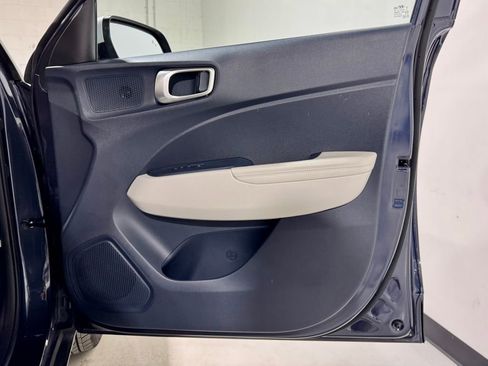 Used 2025 Hyundai Venue Limited image 26