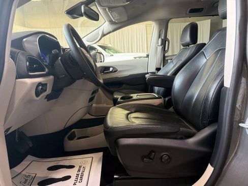 Used 2022 Chrysler Pacifica Touring-L FWD image 5