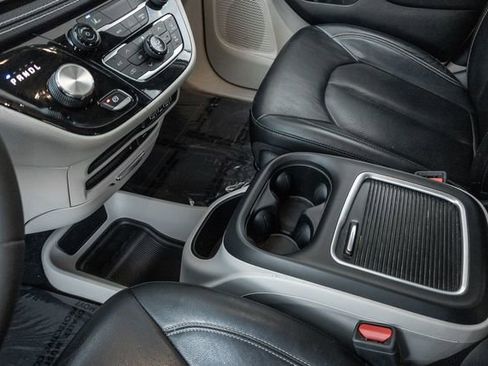 Used 2022 Chrysler Pacifica Touring-L image 11