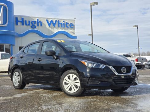 Used 2022 Nissan Versa S image 2