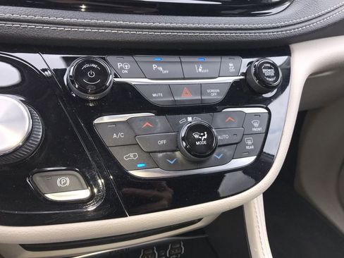Used 2022 Chrysler Pacifica Limited w/ Uconnect Theater Family Group FWD image 19