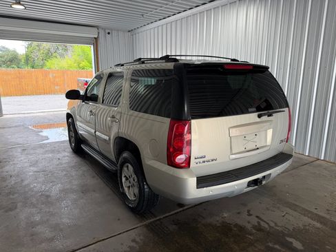 Used 2007 GMC Yukon SLT w/ SLT Preferred Equipment Group RWD image 2