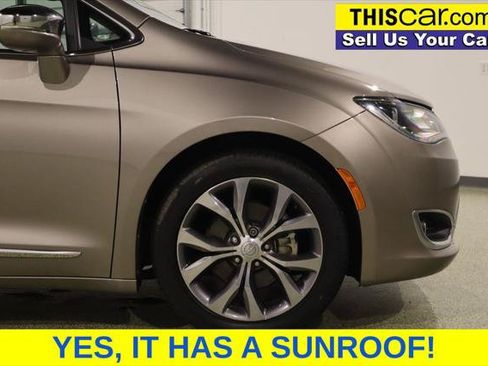 Used 2018 Chrysler Pacifica Limited w/ Tire & Wheel Group FWD image 11
