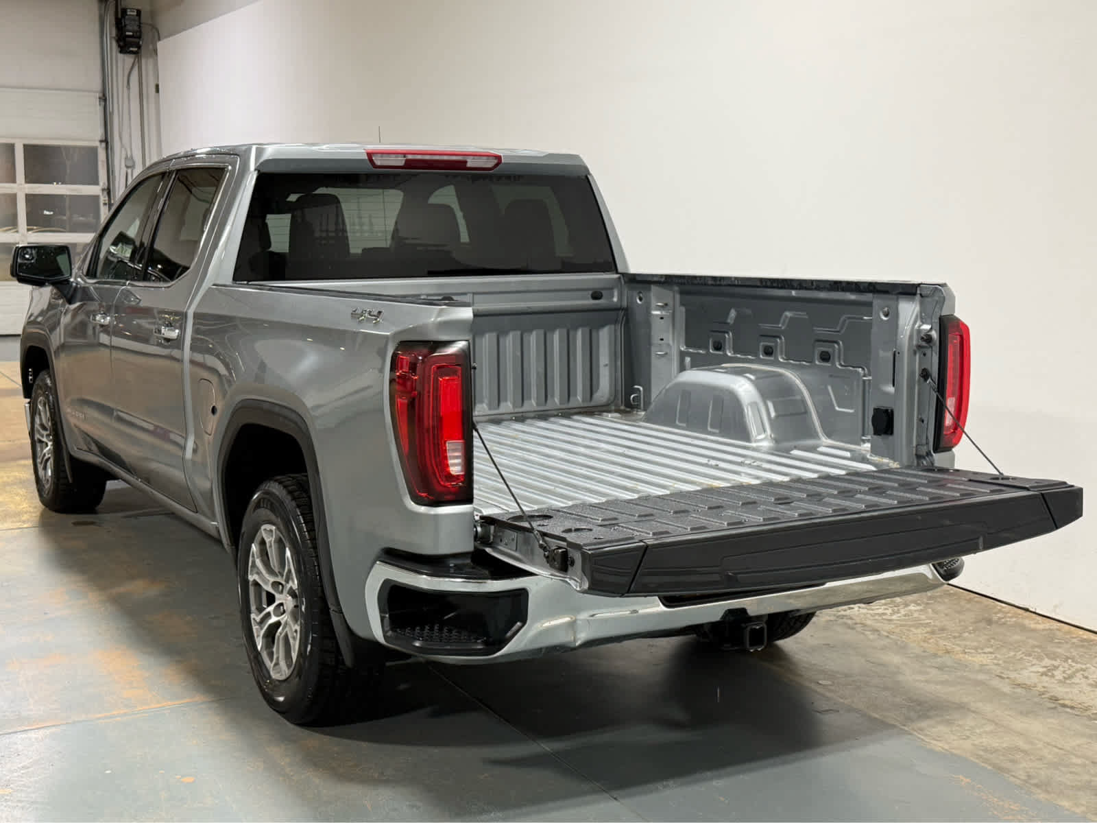 Used 2024 GMC Sierra 1500 SLT AWD/4WD image 4