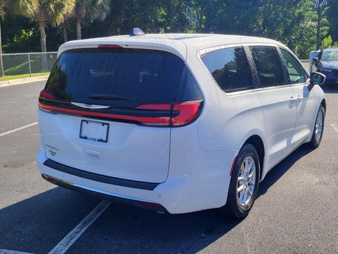 Used 2023 Chrysler Pacifica Touring-L FWD image 2